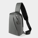 Mochila promocional de curpiel y poliéster con parche decorativo y bolsas frontales – BT-ARV-0063