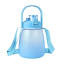 Cilindro promocional de plástico de 1,200 ml con boquilla y asa de poliéster – BT-CIP-0034