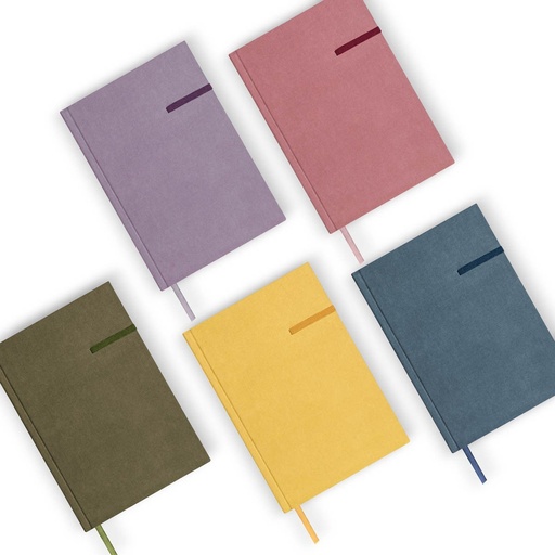 Libreta promocional de poliéster 14.6 x 21 cm con 80 hojas y elástico de cierre – BT-LIB-0031